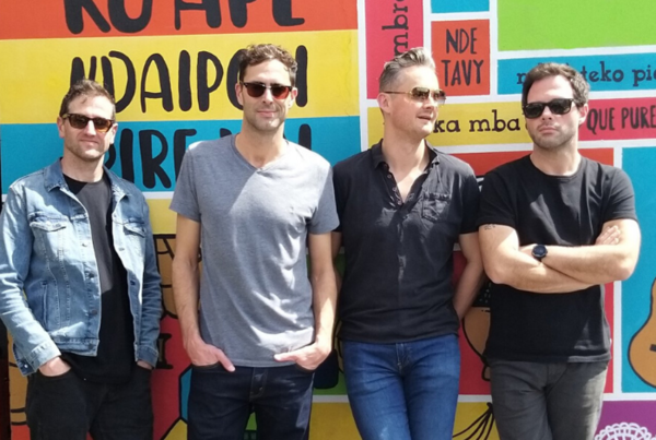 El simpático “copiatín” de Tom Chaplin para hablar en guaraní