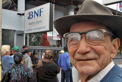 Hoy cobran adultos mayores, herederos de veteranos y pensionados