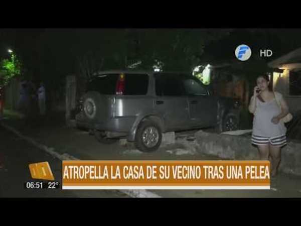 Atropella la casa de su vecino tras una pelea