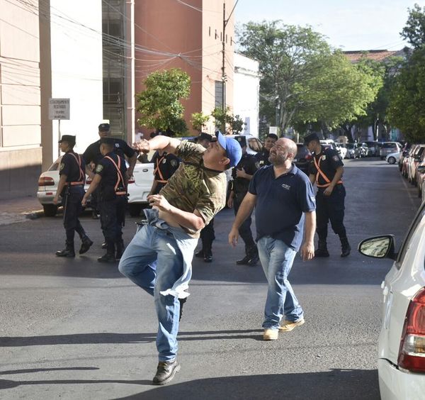 Pese a videos y fotos, sindicalista de Hacienda niega ataque con huevos a quienes no se pliegan a huelga - Nacionales - ABC Color