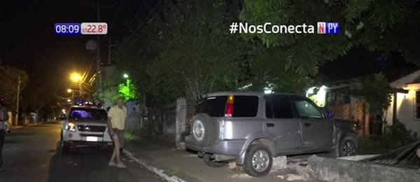Hombre atropella vivienda de su vecino tras una discusión | Noticias Paraguay