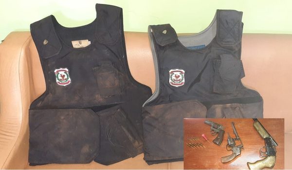 Recuperan chalecos que utilizaron delincuentes para huir de asalto