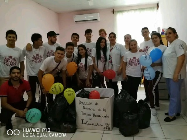 ESTUDIANTES CELEBRAN SU UD LLEVANDO ROPAS Y JUGUETES AL HOSPITAL DE NATALIO