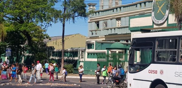 Indígenas reclaman asistencia y cierran calle frente al INDI