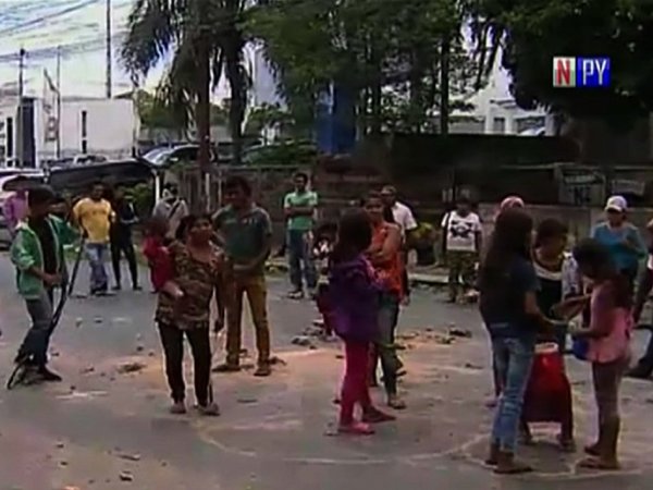 Indígenas cierran avenida Artigas reclamando asistencia
