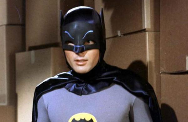 Subastarán el mítico traje de Batman utilizado por Adam West - SNT