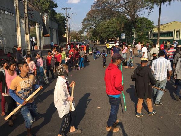 Indígenas bloquean tramo de Artigas frente al Club Libertad - Nacionales - ABC Color