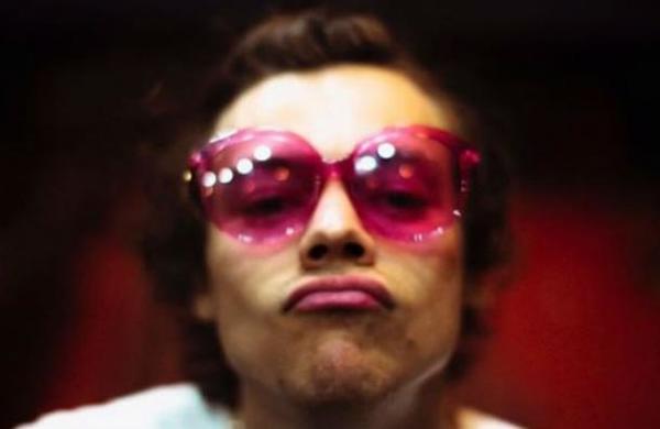 Harry Styles revela las drogas que consumió para inspirarse y componer su nuevo disco - SNT