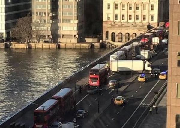 La Policía mató a un terrorista que acuchilló a varias personas en el Puente de Londres | .::Agencia IP::.