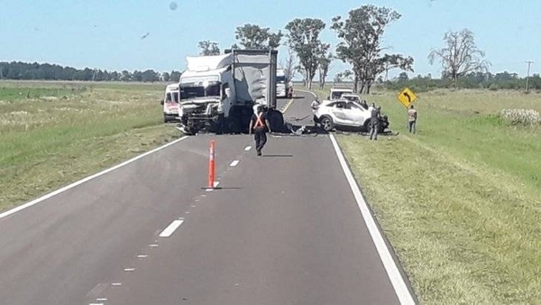 HOY / Dos médicos de hospital de Itapúa y sus dos hijos mueren en accidente