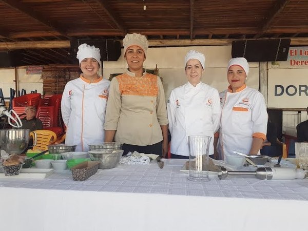 COCINA EN VIVO: ALUMNOS DE LA ESC. TALLER ELABORAN PLATOS EN LA PLAYA SAN JOSÉ