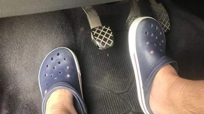 Caminera buscará prohibir manejar en ‘crocs’ o zapatillas en rutas