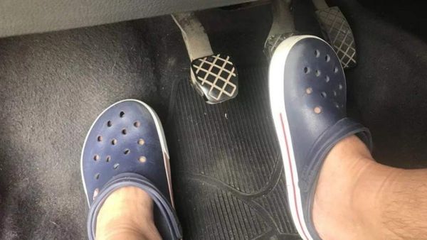 Caminera buscará prohibir manejar en ‘crocs’ o zapatillas en rutas
