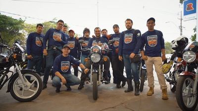 Diez motociclistas demuestran que la Boxer 150 está hecha para durar