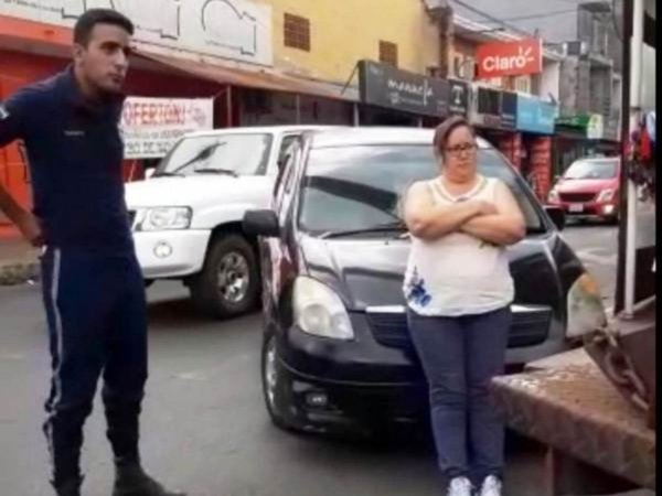 Doña golpeó a zorro que puso cepo a su vehículo