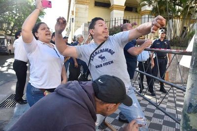 Levantan huelga en Hacienda tras llegar a acuerdo - Nacionales - ABC Color