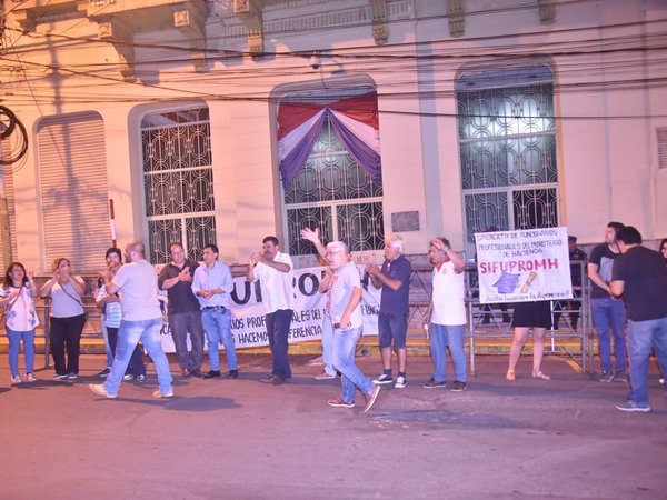 Se levanta huelga de funcionarios del Ministerio de Hacienda