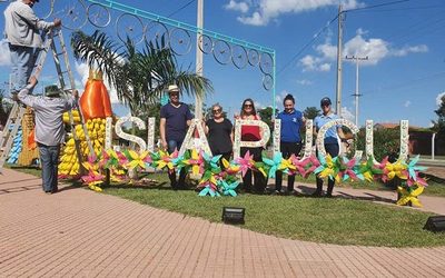 Pura creatividad en Isla Pucu: Se visten de fiesta con materiales reciclados