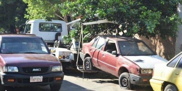 HOY / Chatarras en barrio Obrero: piden retiro de vehículos abandonados