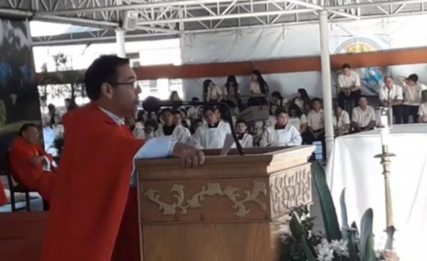 Sacerdote critica la ideología de género y ataques contra la familia