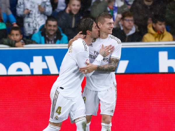 Real Madrid gana de visitante y lidera en solitario