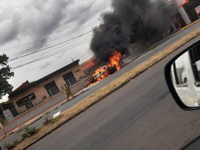 Automóvil ardió en llamas en Asunción