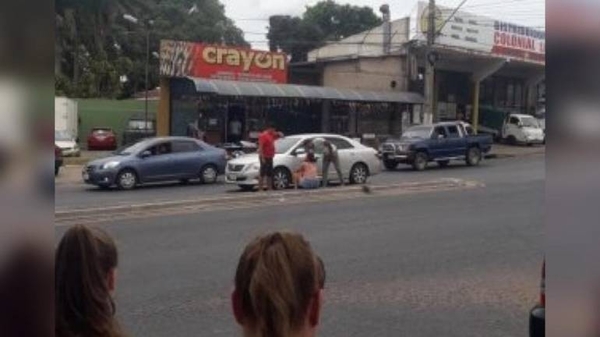 HOY / Violento asalto en Ñemby: Delincuentes armados se llevaron G. 300 millones