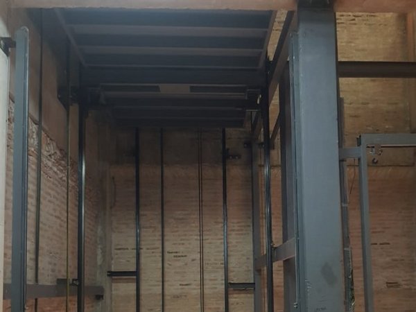 Trabajador falleció tras ser comprimido por ascensor en Lambaré