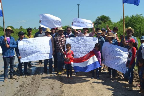 Se manifiestan para exigir reparación de caminos - Nacionales - ABC Color