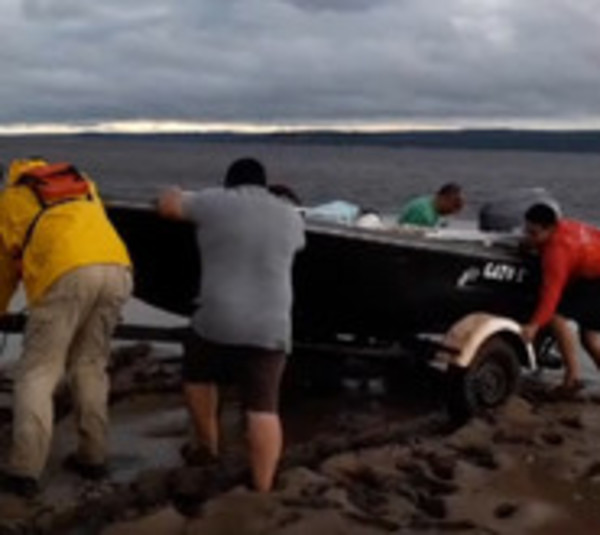 Rescatan con vida a desaparecidos en lago Ypacaraí - Paraguay.com