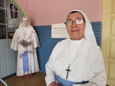 A sus 84 años, no se cansa de vestir a la Virgen de Caacupé
