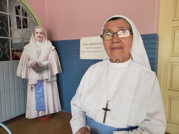 A sus 84 años, no se cansa de vestir a la Virgen de Caacupé