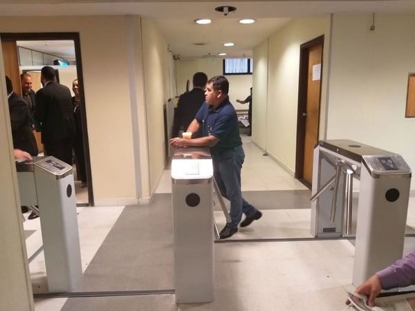Tras concluir sumario, en Senado destituyen a cinco funcionarios