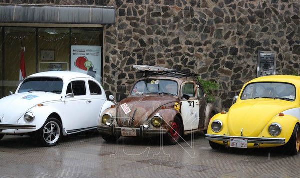 Unos 400 autos clásicos antiguos están expuestos en Encarnación