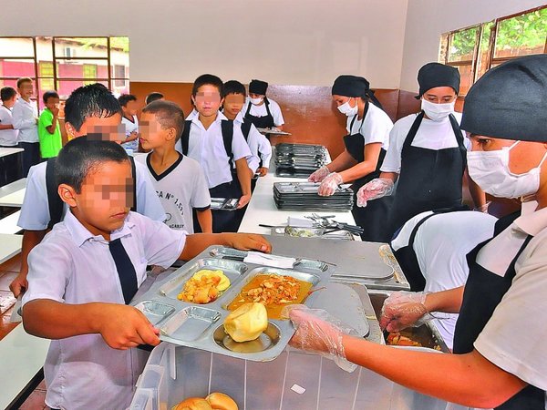 Nutricionista denuncia falsificación para acceder a millonarios contratos