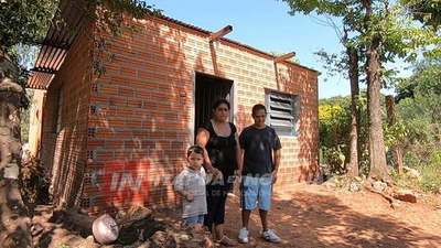 GRAL. ARTIGAS: CONSTRUYEN VIVIENDA SOCIAL PARA HUMILDE FAMILIA