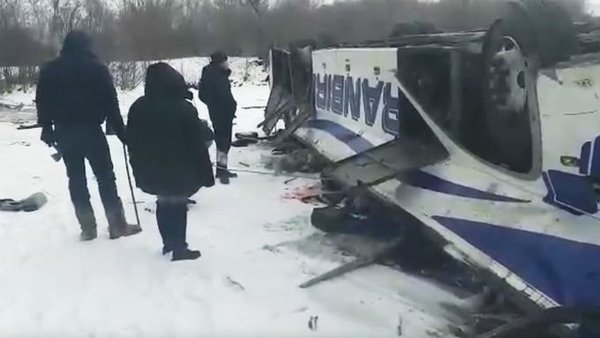 Rusia: 19 personas fallecidas tras la caída de un bus a un río congelado. | Noticias Paraguay