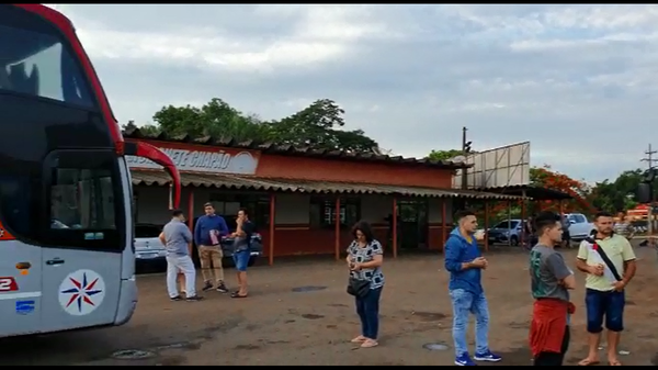 Un bus paraguayo quedó 17 horas varado y sin auxilio en Brasil » Ñanduti