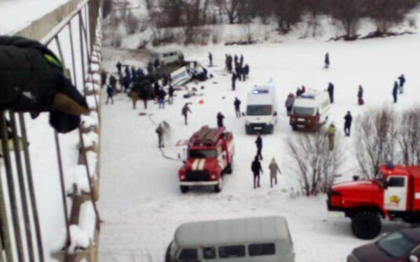 Rusia: Vuelco y caída de un autobús deja al menos 19 muertos