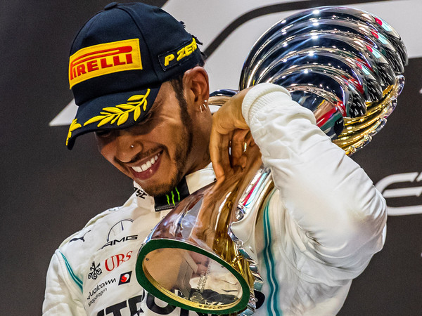 Hamilton festeja su sexto Mundial con un Grand Chelem en Yas Marina