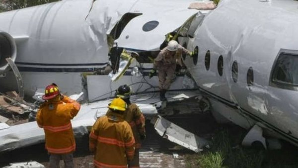 Nueve personas fallecieron al estrellarse un avión en Estado Unidos » Ñanduti
