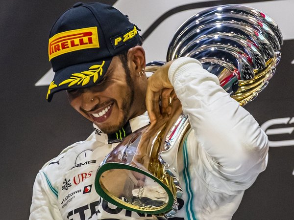 Hamilton festeja su sexto Mundial en Yas Marina