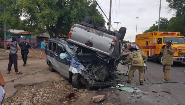 HOY / Accidente en la Transchaco: charco de agua habría hecho perder el control a camioneta, presumen