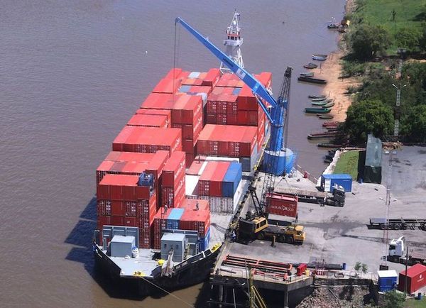 Las navieras aplican una tarifa extra a los fletes
