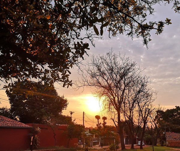 Se espera un día cálido, cielo mayormente nublado