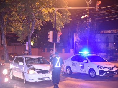 Conductor que dio positivo al alcotest choca contra dos vehículos