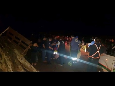 MOTOCICLISTA FALLECE TRAS IMPACTAR CON UN CAMIÓN QUE LLEVABA LEÑA