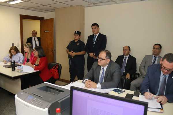 Zacarías Irún y Sandra McLeod asisten a audiencia de imposición de medidas » Ñanduti