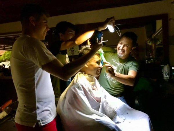 Peluquearon a la luz de sus celus