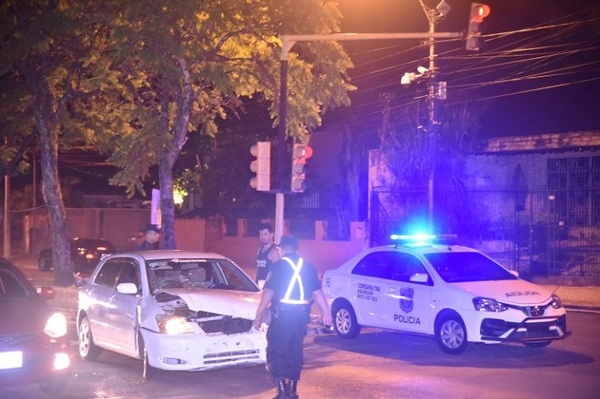 Conductor ebrio cruza semáforo rojo y colisiona contra dos rodados